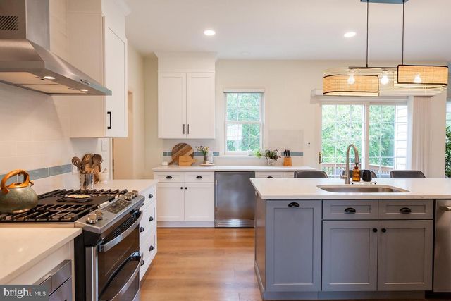 866 STONEBRIDGE DR, Lancaster, PA 17601