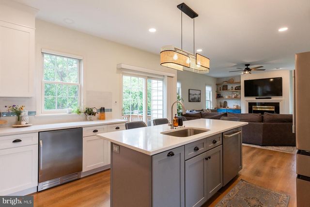 866 STONEBRIDGE DR, Lancaster, PA 17601