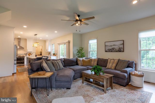 866 STONEBRIDGE DR, Lancaster, PA 17601