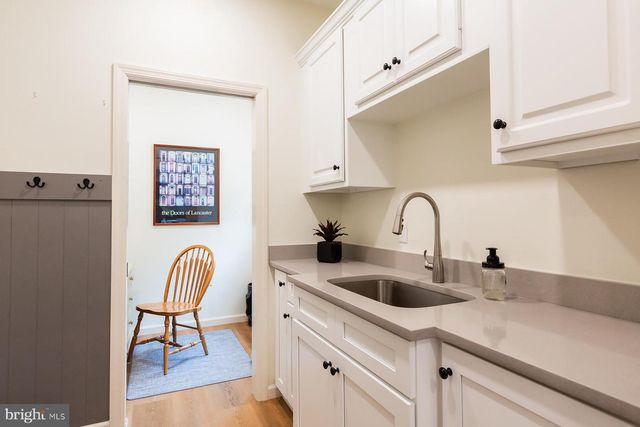 866 STONEBRIDGE DR, Lancaster, PA 17601