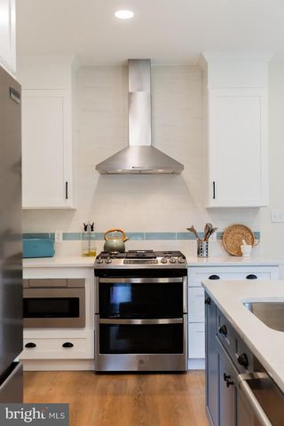 866 STONEBRIDGE DR, Lancaster, PA 17601