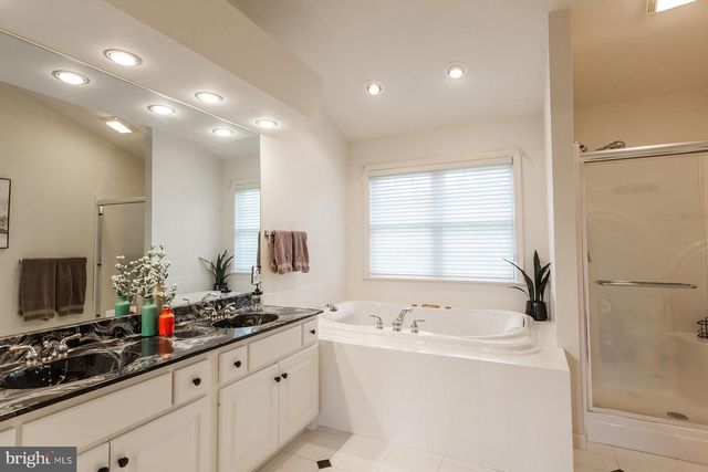 866 STONEBRIDGE DR, Lancaster, PA 17601