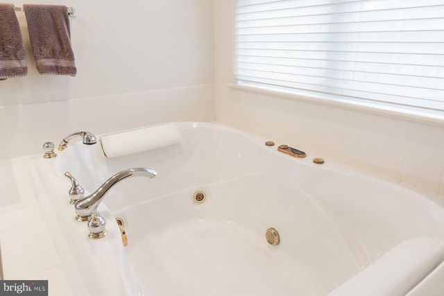 866 STONEBRIDGE DR, Lancaster, PA 17601