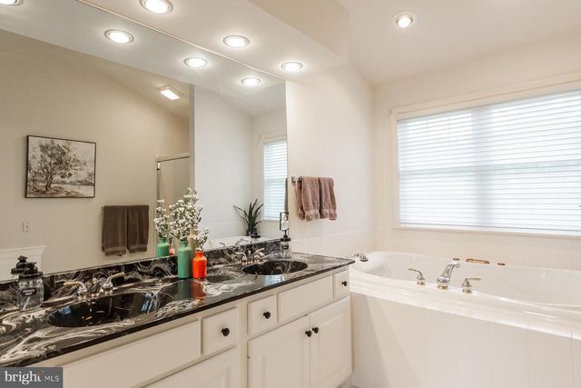 866 STONEBRIDGE DR, Lancaster, PA 17601