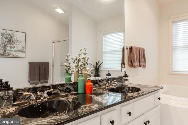 866 STONEBRIDGE DR, Lancaster, PA 17601