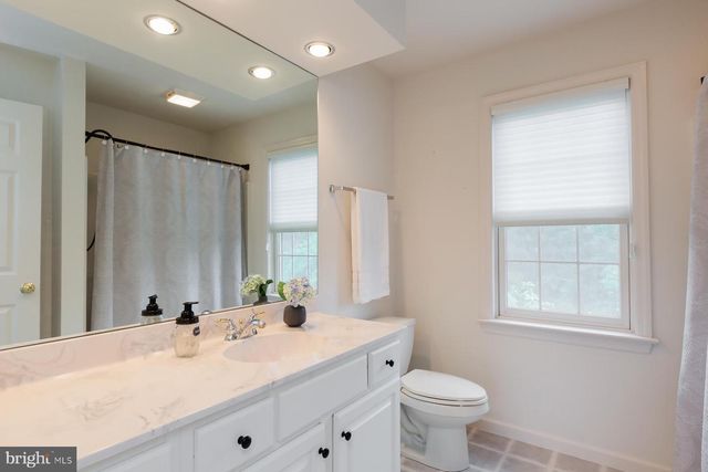 866 STONEBRIDGE DR, Lancaster, PA 17601
