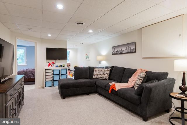 866 STONEBRIDGE DR, Lancaster, PA 17601