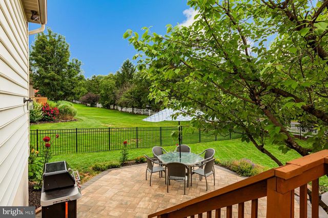866 STONEBRIDGE DR, Lancaster, PA 17601