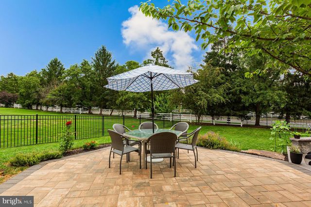 866 STONEBRIDGE DR, Lancaster, PA 17601