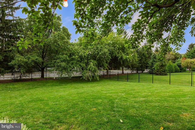 866 STONEBRIDGE DR, Lancaster, PA 17601