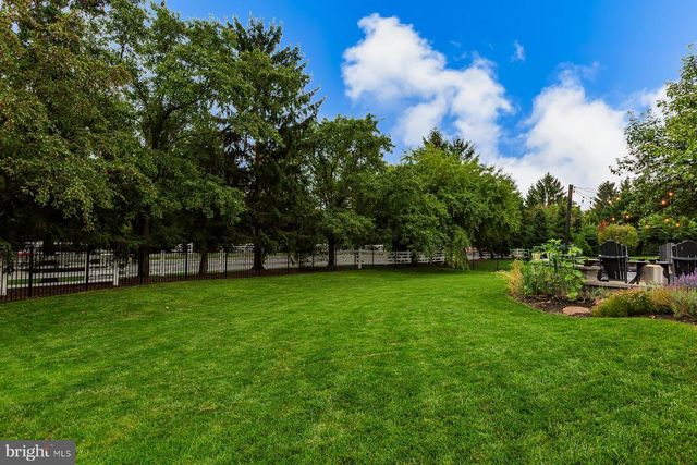 866 STONEBRIDGE DR, Lancaster, PA 17601