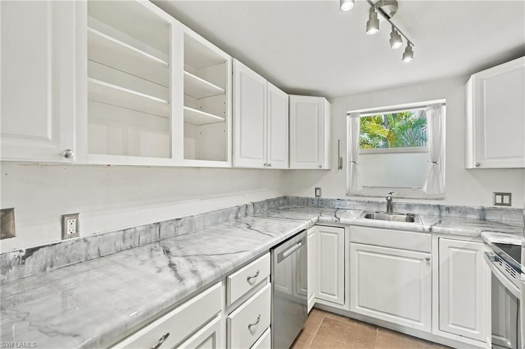 4290 Gulfstream DR 5, NAPLES, FL 34112 — photo 3