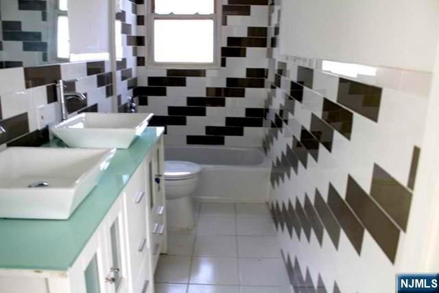 287 Orchard Street, Elmwood Park, NJ 07407