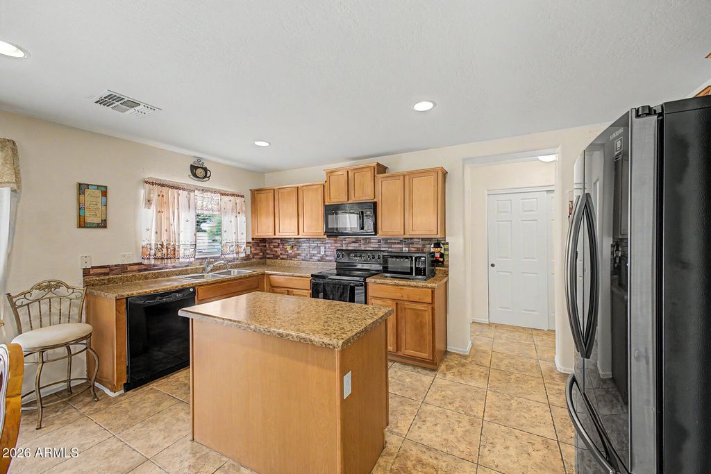 Image 18 of property listing at 958 W LINDBERGH Avenue, Coolidge, AZ 85128