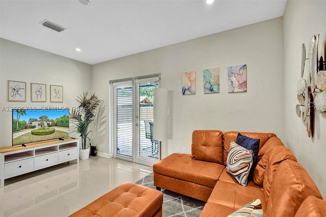 6550 SW 52nd Ter, South Miami, FL 33155