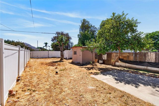 160 Highland Avenue, Riverside, CA 92507