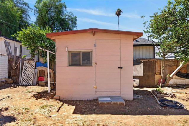 160 Highland Avenue, Riverside, CA 92507
