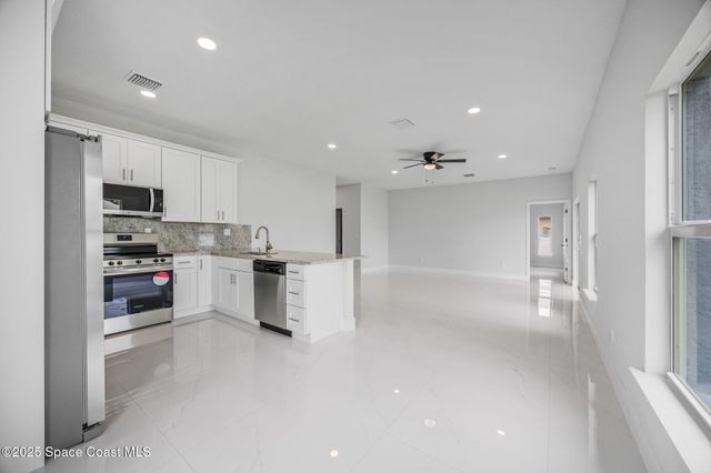 947 Hutchins Street SE, Palm Bay, FL 32909