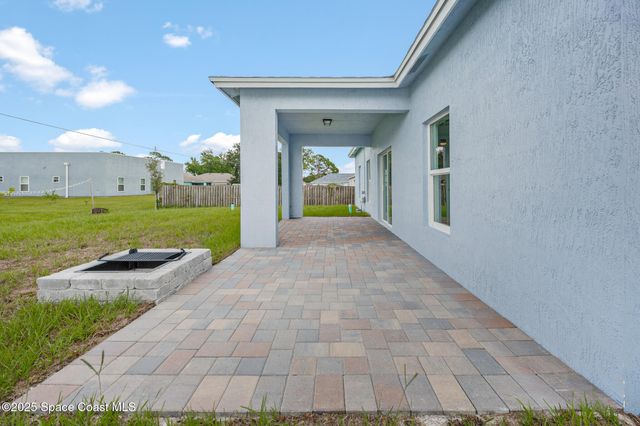 947 Hutchins Street SE, Palm Bay, FL 32909