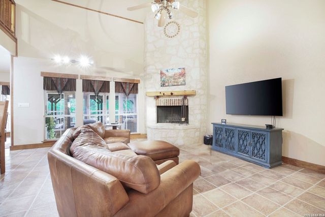 309 LOST OAKS DR, Boerne, TX 78006