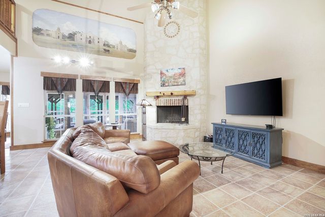 309 LOST OAKS DR, Boerne, TX 78006