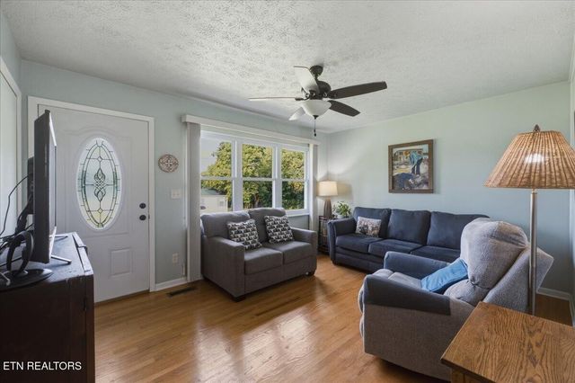3334 Oak Ave, Strawberry Plains, TN 37871