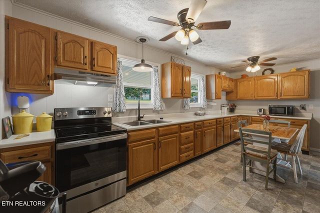 3334 Oak Ave, Strawberry Plains, TN 37871