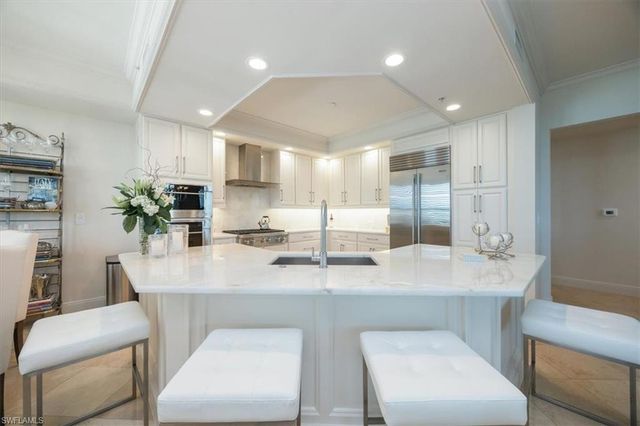 285 Grande WAY 706, Naples, FL 34110