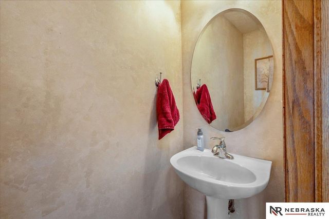 14948 H Street, Omaha, NE 68137