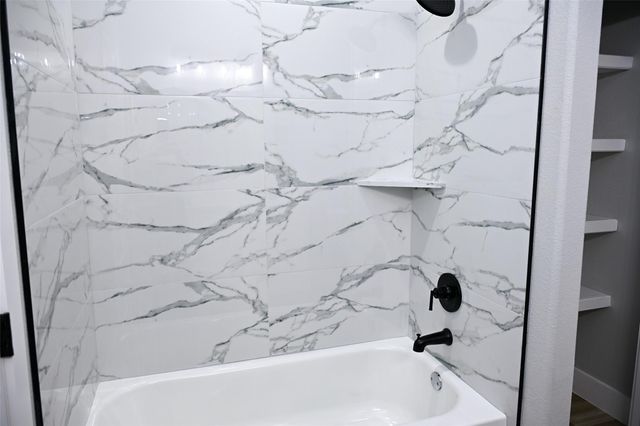 516 N Hackberry Ave, Luling, TX 78648