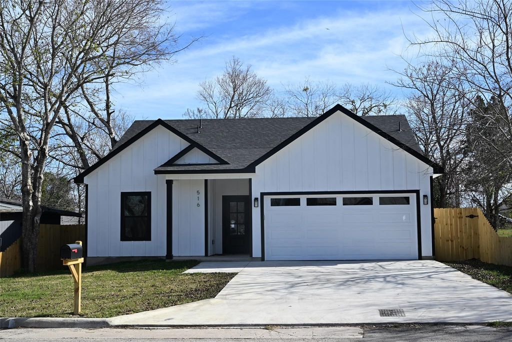 516 N Hackberry Ave, Luling, TX 78648