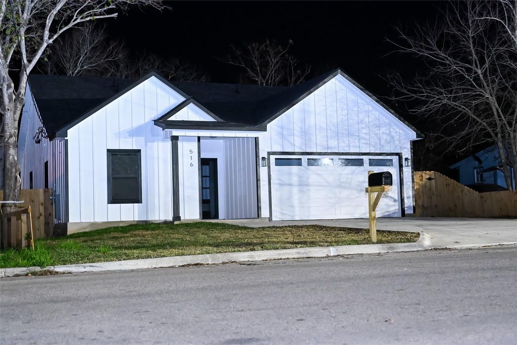 516 N Hackberry Ave, Luling, TX 78648