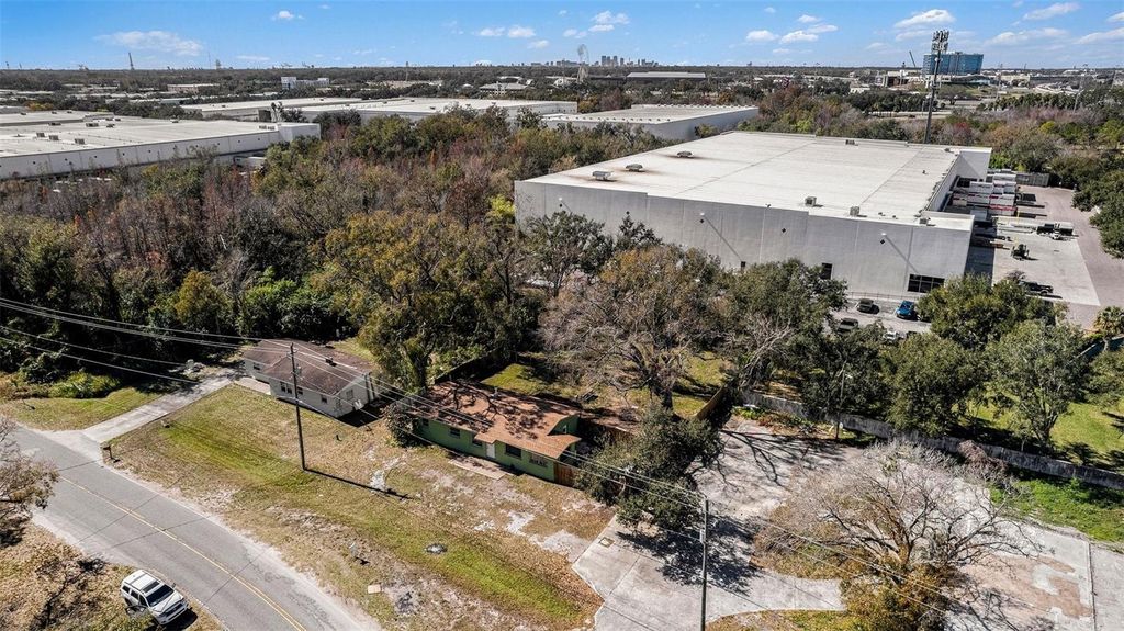 Image 36 of property listing at 5016 GARDEN LANE, Tampa, FL 33610