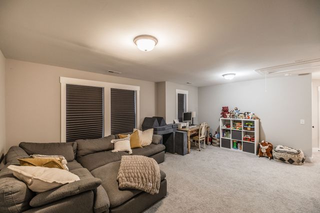 210 Woodhall Ct, White House, TN 37188