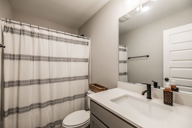 210 Woodhall Ct, White House, TN 37188