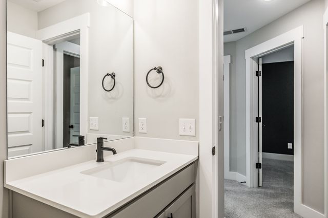 210 Woodhall Ct, White House, TN 37188