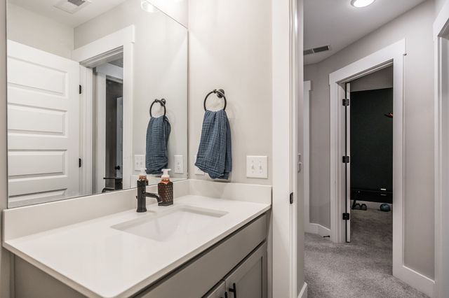 210 Woodhall Ct, White House, TN 37188