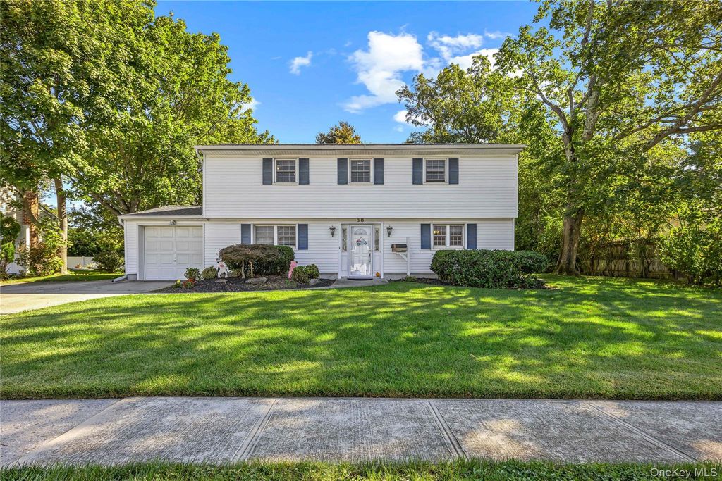 38 Oxford Road, Old Bethpage, NY 11804