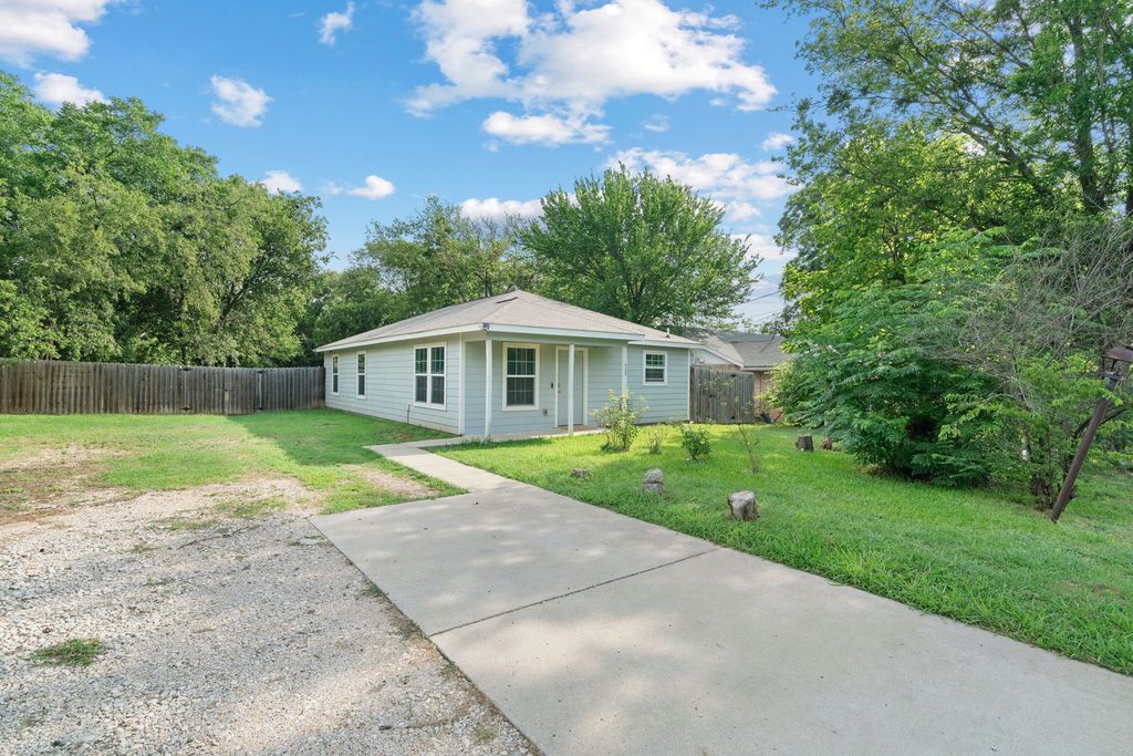 420 E Burks Street, Pilot Point, TX 76258