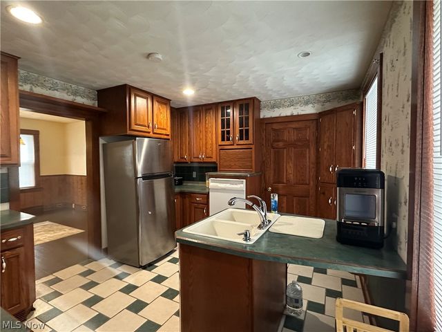 402 E Lincoln Way, Lisbon, OH 44432