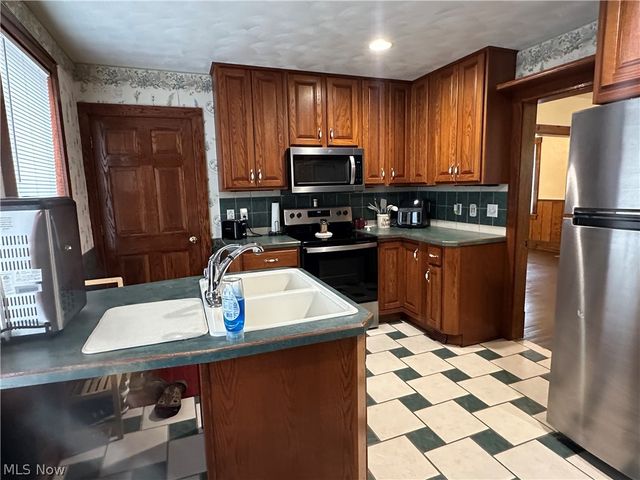 402 E Lincoln Way, Lisbon, OH 44432