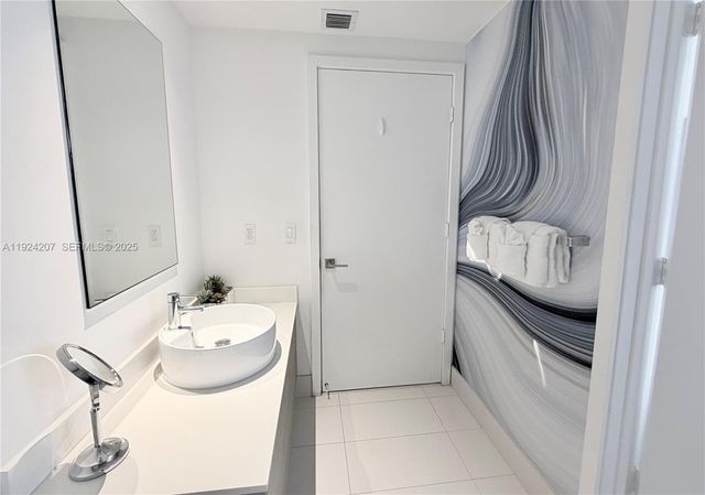 121 NE 34th St 3014, Miami, FL 33137