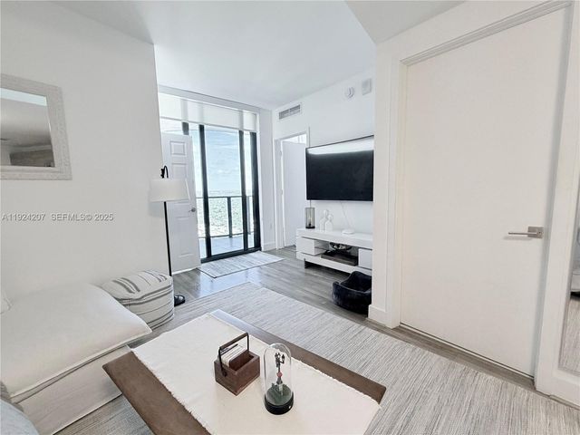 121 NE 34th St 3014, Miami, FL 33137