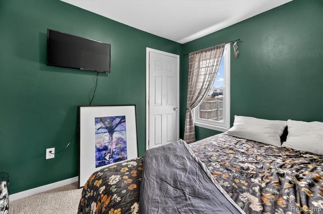 2371 E Parkwood Avenue, Burton, MI 48529