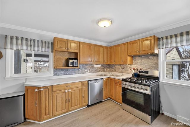 2371 E Parkwood Avenue, Burton, MI 48529