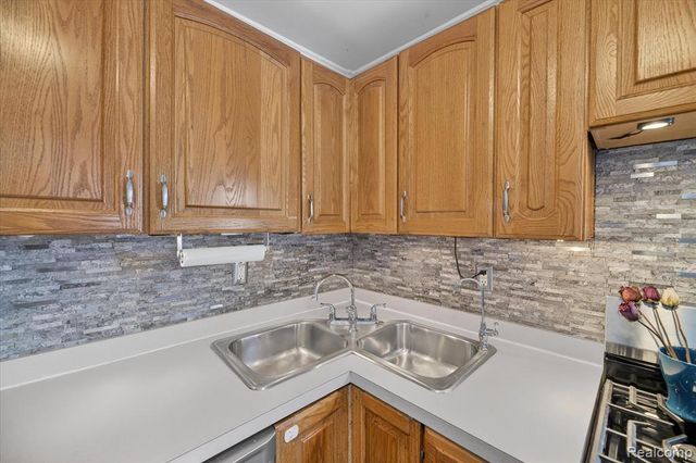 2371 E Parkwood Avenue, Burton, MI 48529