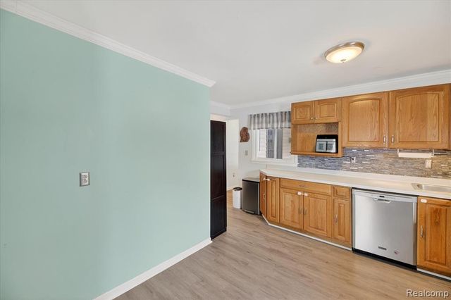 2371 E Parkwood Avenue, Burton, MI 48529