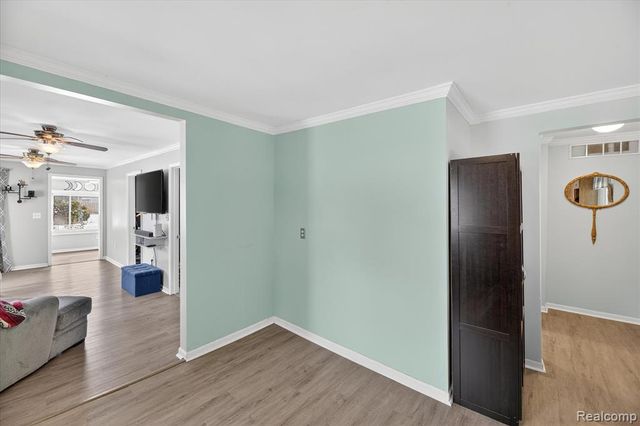 2371 E Parkwood Avenue, Burton, MI 48529