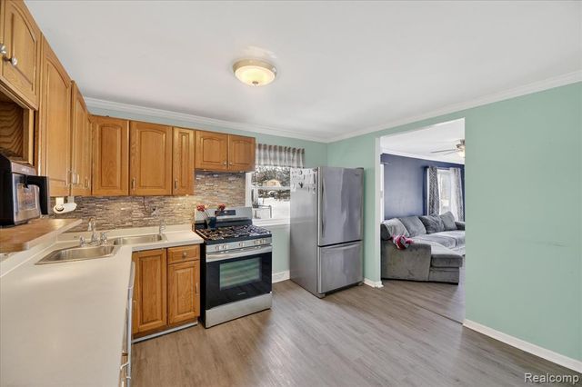 2371 E Parkwood Avenue, Burton, MI 48529