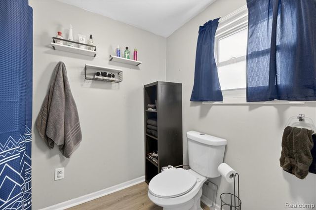 2371 E Parkwood Avenue, Burton, MI 48529